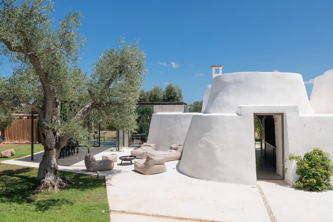La corte del trullo sul prato, all’ombra dell’ulivo